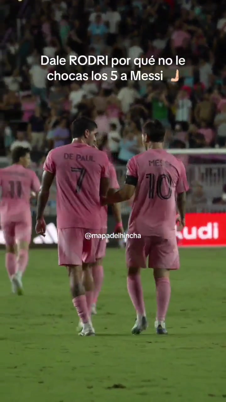 梅西击掌瞬间遭德保罗调皮转换，十指紧扣加轻拍引欢笑