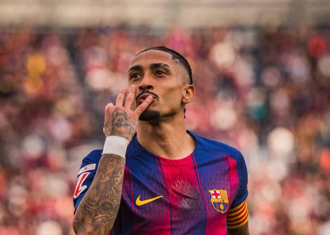 开云体育在线-拉菲完成生涯第3帽，且为近50年第2位西甲对塞维戴帽巴萨球员